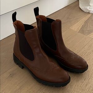 Women’s cognac Brown Leather Chelsea Boots. size 9 US